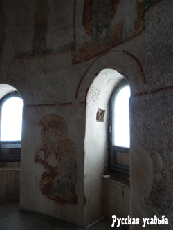 Фрески XII в., сохранившиеся в куполе лестничной башни. Фото Писанова С.